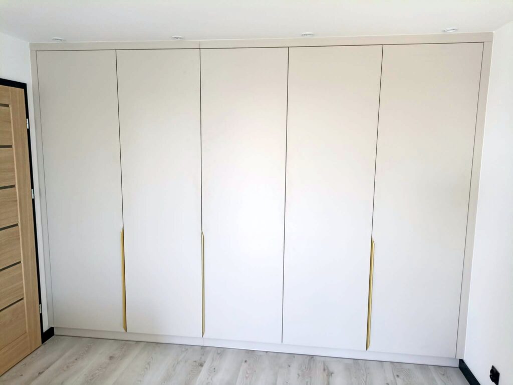 Szafy wnękowe i garderoby na wymiar
